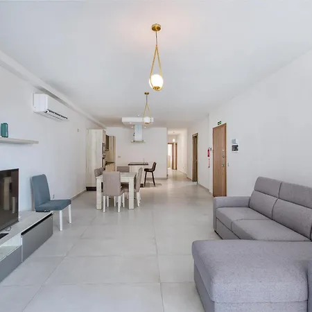 Apartman Spacious 3br In Qawra With Balconies & Coastal Vibe By 360 Estates *