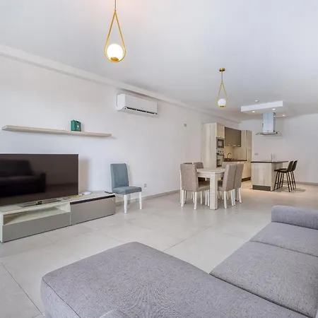 Spacious 3br In Qawra With Balconies & Coastal Vibe By 360 Estates Apartman