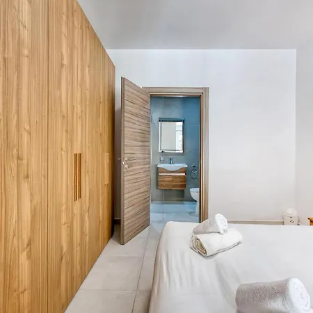 Apartman Spacious 3br In Qawra With Balconies & Coastal Vibe By 360 Estates