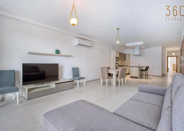 Spacious 3br In Qawra With Balconies & Coastal Vibe By 360 Estates Διαμέρισμα