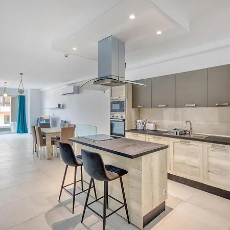 Apartament Spacious 3br In Qawra With Balconies & Coastal Vibe By 360 Estates *