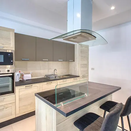 Apartament Spacious 3br In Qawra With Balconies & Coastal Vibe By 360 Estates